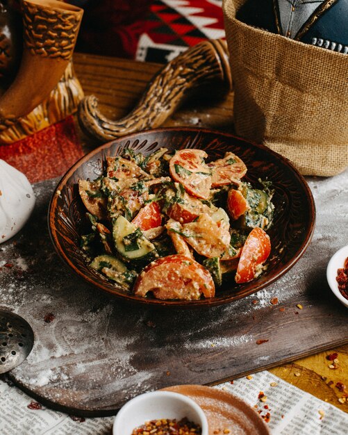 Ensalada de verduras georgiana sobre la mesa