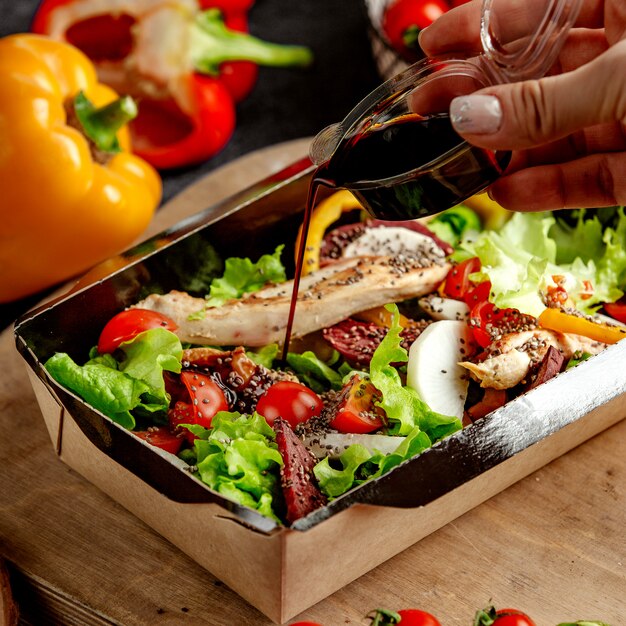 Ensalada de verduras con hierbas y carne.