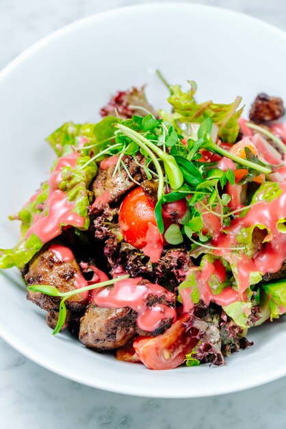 Ensalada de verduras con hierbas y salsa