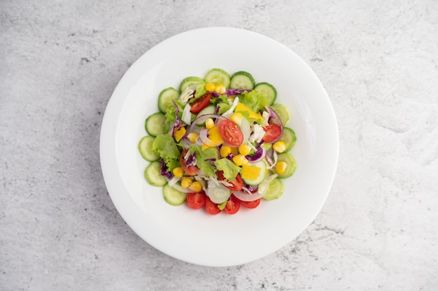 Ensalada de verduras con huevos cocidos en un plato blanco.