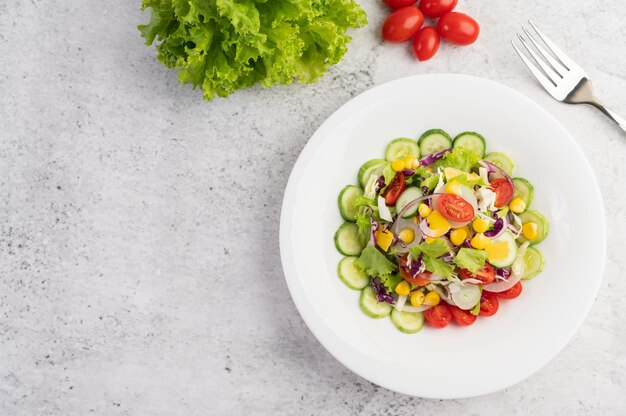 Ensalada de verduras con huevos cocidos en un plato blanco.