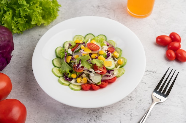 Ensalada de verduras con huevos cocidos en un plato blanco.