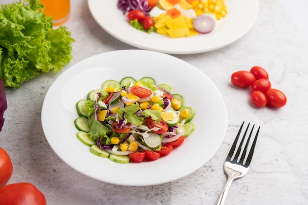 Ensalada de verduras con huevos cocidos en un plato blanco.