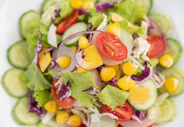 Ensalada de verduras con huevos cocidos en un plato blanco.