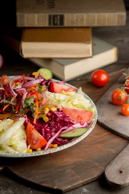 Ensalada de verduras con ingredientes mixtos.