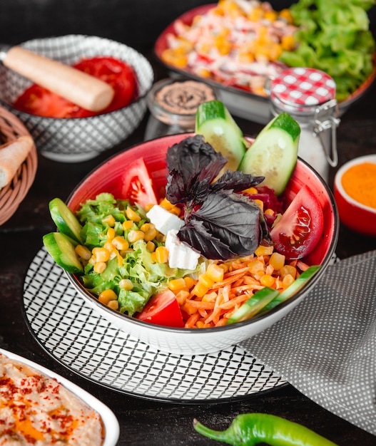 Foto gratuita ensalada de verduras con maiz y queso