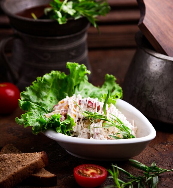 Ensalada de verduras con mayonesa sobre la mesa