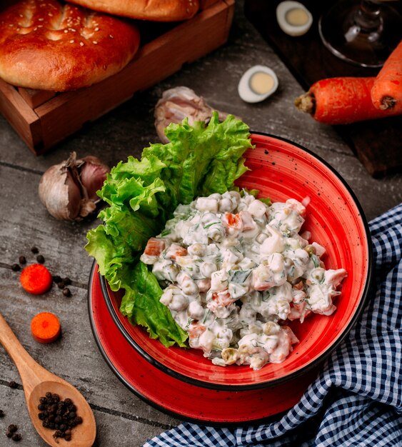 Ensalada de verduras con mayonesa sobre la mesa