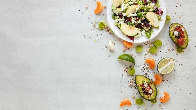 Ensalada de verduras en la mesa con espacio de copia