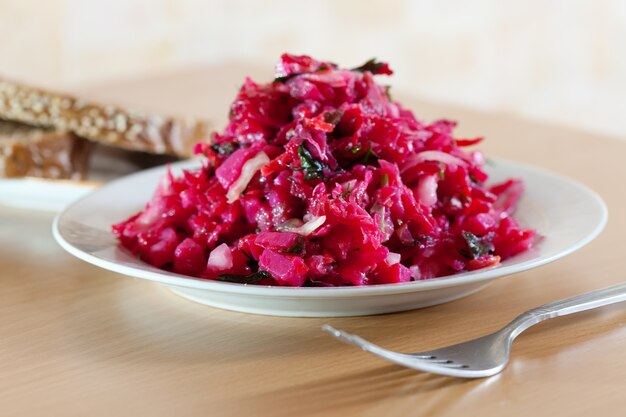 Ensalada de verduras en la mesa