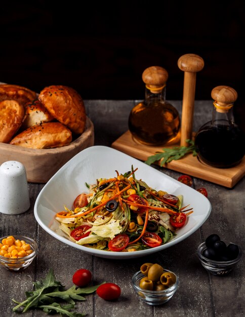 Ensalada de verduras en la mesa