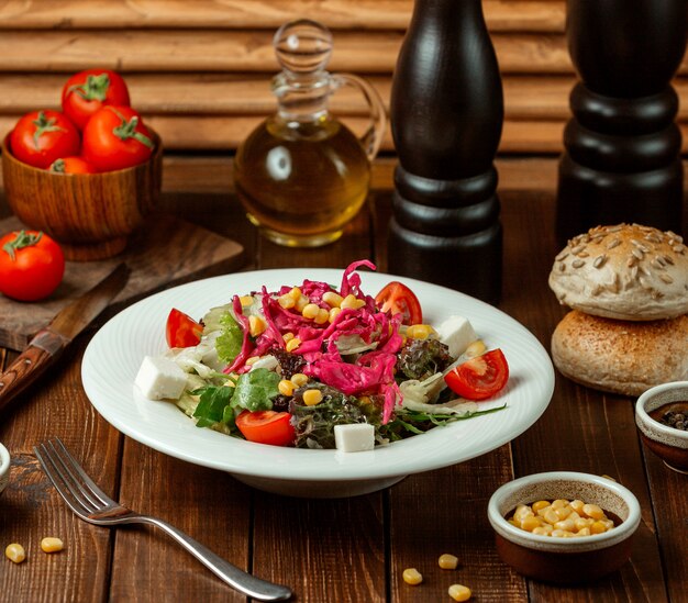 Ensalada de verduras en la mesa