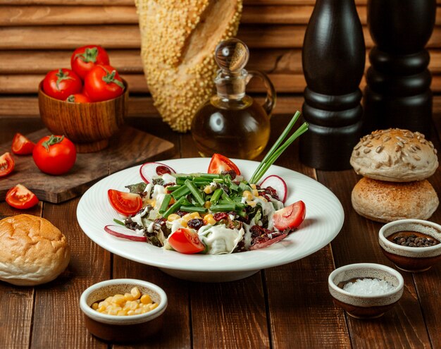 Ensalada de verduras en la mesa