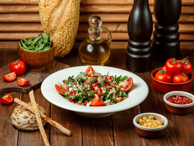 Ensalada de verduras en la mesa