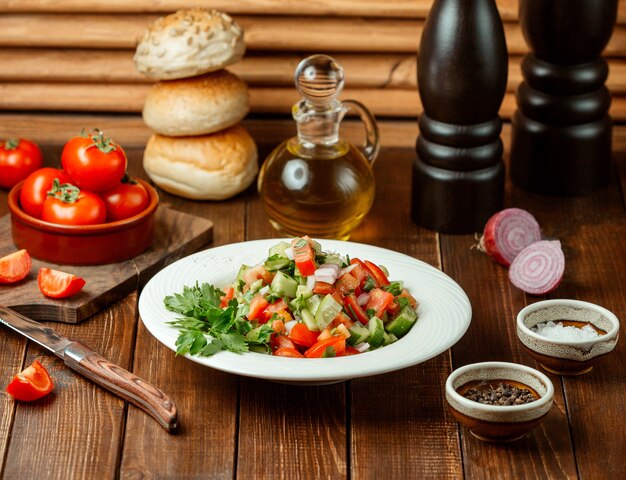 Ensalada de verduras en la mesa