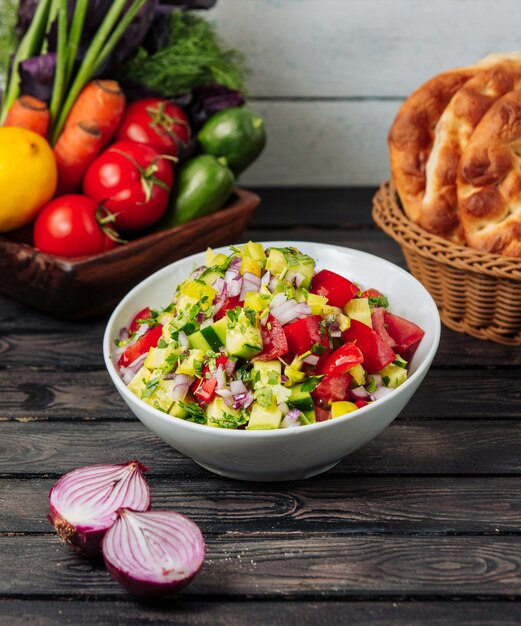 Ensalada de verduras en la mesa