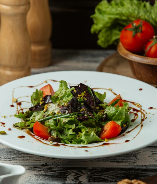 Ensalada de verduras en la mesa