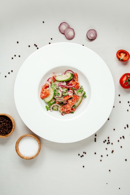 Ensalada de verduras en la mesa