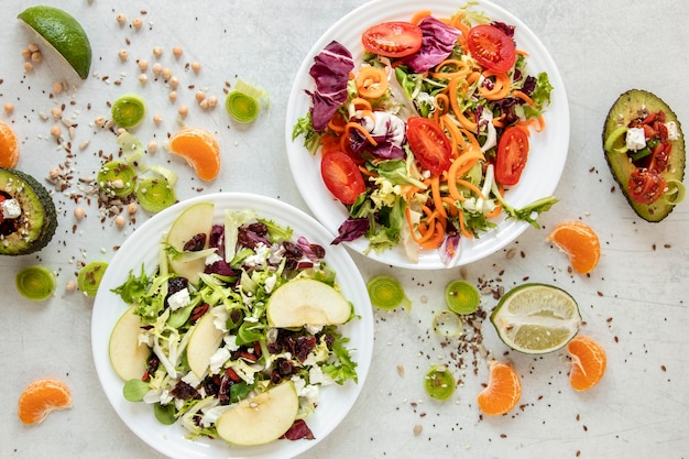 Ensalada de verduras en la mesa