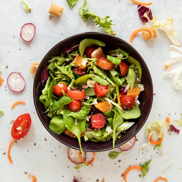 Ensalada de verduras en la mesa