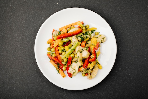 Ensalada de verduras mixtas con comida colorida.