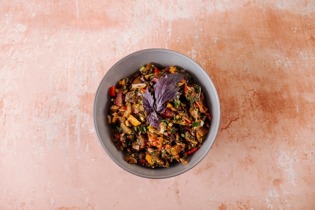 Ensalada de verduras mixtas con hoja basílica roja dentro del tazón.