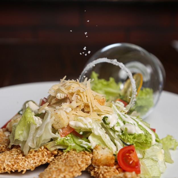 Ensalada de verduras con nuggets de pollo y queso en la vista de primer plano superior