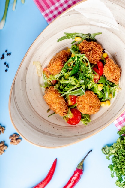 Foto gratuita ensalada de verduras con nuggets de pollo