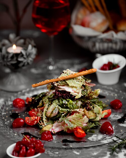 Ensalada de verduras con palo sobre la mesa