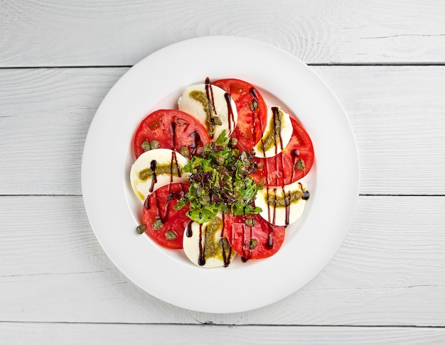 Ensalada de verduras en plato blanco