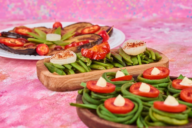 Ensalada de verduras en un plato de madera.