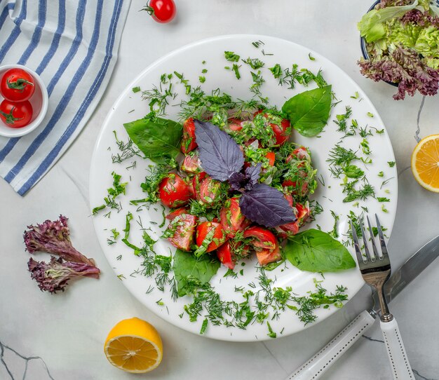 ensalada de verduras en el plato