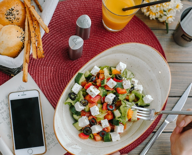 Foto gratuita ensalada de verduras en el plato