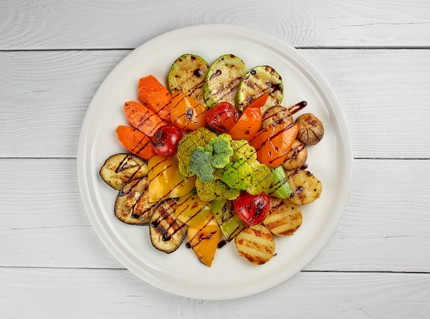 Foto gratuita ensalada de verduras en un plato