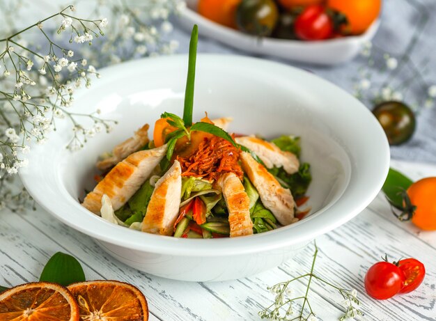 Ensalada de verduras con pollo y cebolla frita y zanahorias ralladas