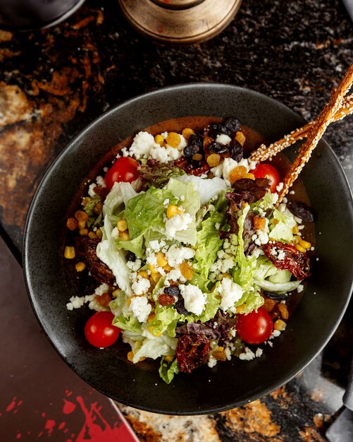 Ensalada de verduras con queso y galletas saladas