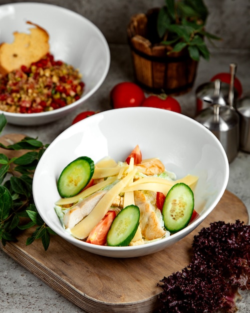 Ensalada de verduras con queso en rodajas y pepino