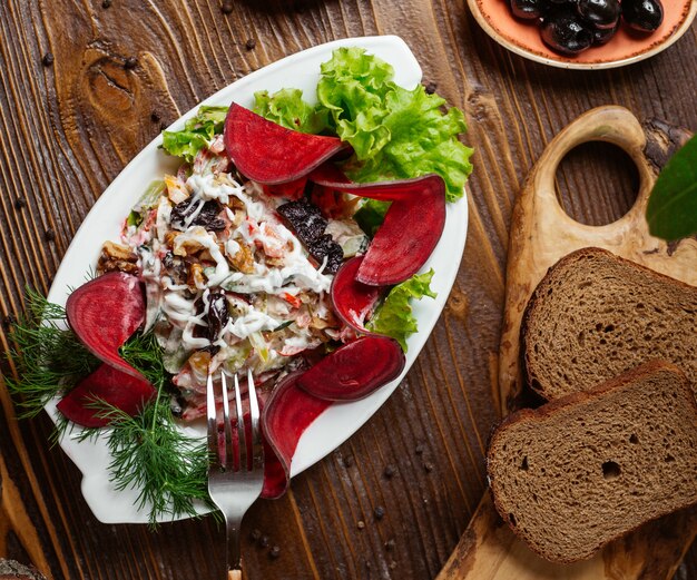 Ensalada de verduras con remolacha y lechuga.