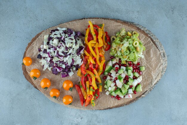 Ensalada de verduras con repollo blanco y morado picado y guarniciones.