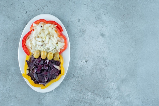 Ensalada de verduras con repollo blanco y morado picado y guarniciones.