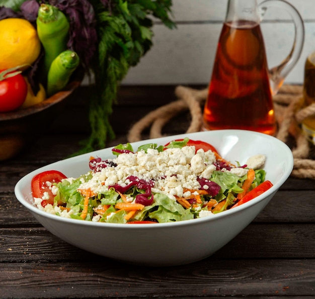 Ensalada de verduras y requesón sobre la mesa