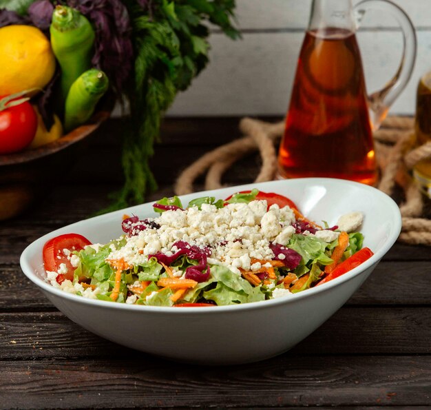 Ensalada de verduras y requesón sobre la mesa