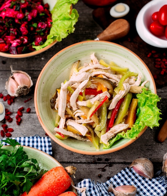 Ensalada de verduras en rodajas con trozos de pollo