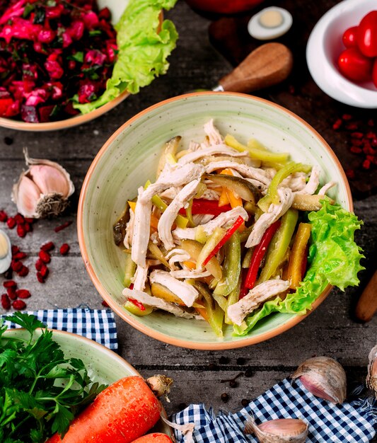 Ensalada de verduras en rodajas con trozos de pollo