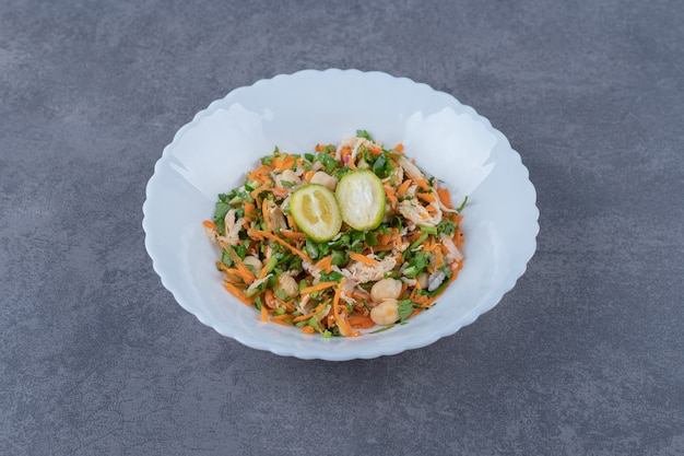 Ensalada de verduras sabrosa en un plato blanco.