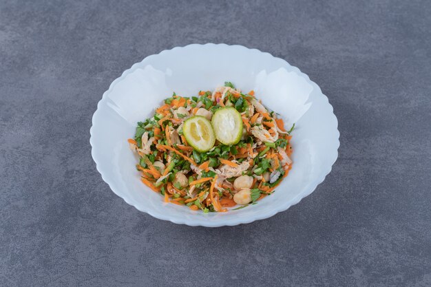 Ensalada de verduras sabrosa en un plato blanco.