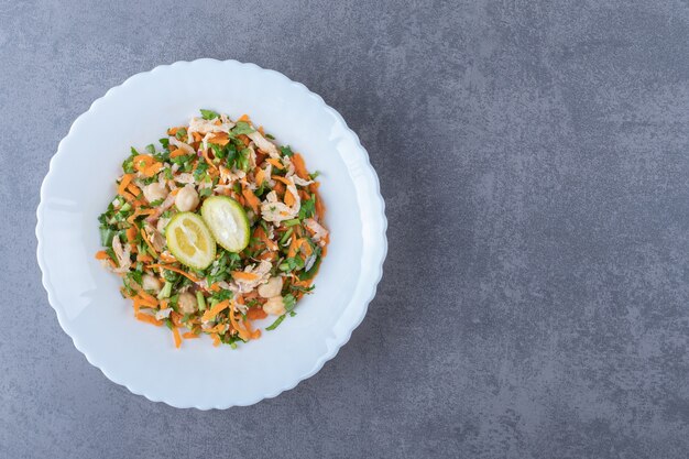 Ensalada de verduras sabrosa en un plato blanco.