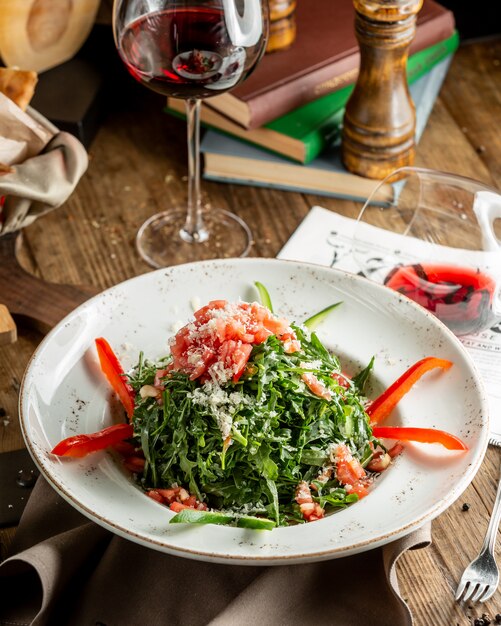 Ensalada de verduras con salmón y ruccola