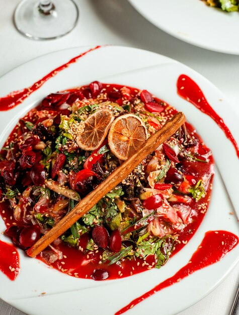 Ensalada de verduras en salsa con galleta