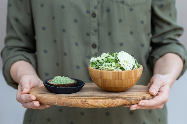 Ensalada de verduras secas junto al polvo verde utilizado para la comida vegana